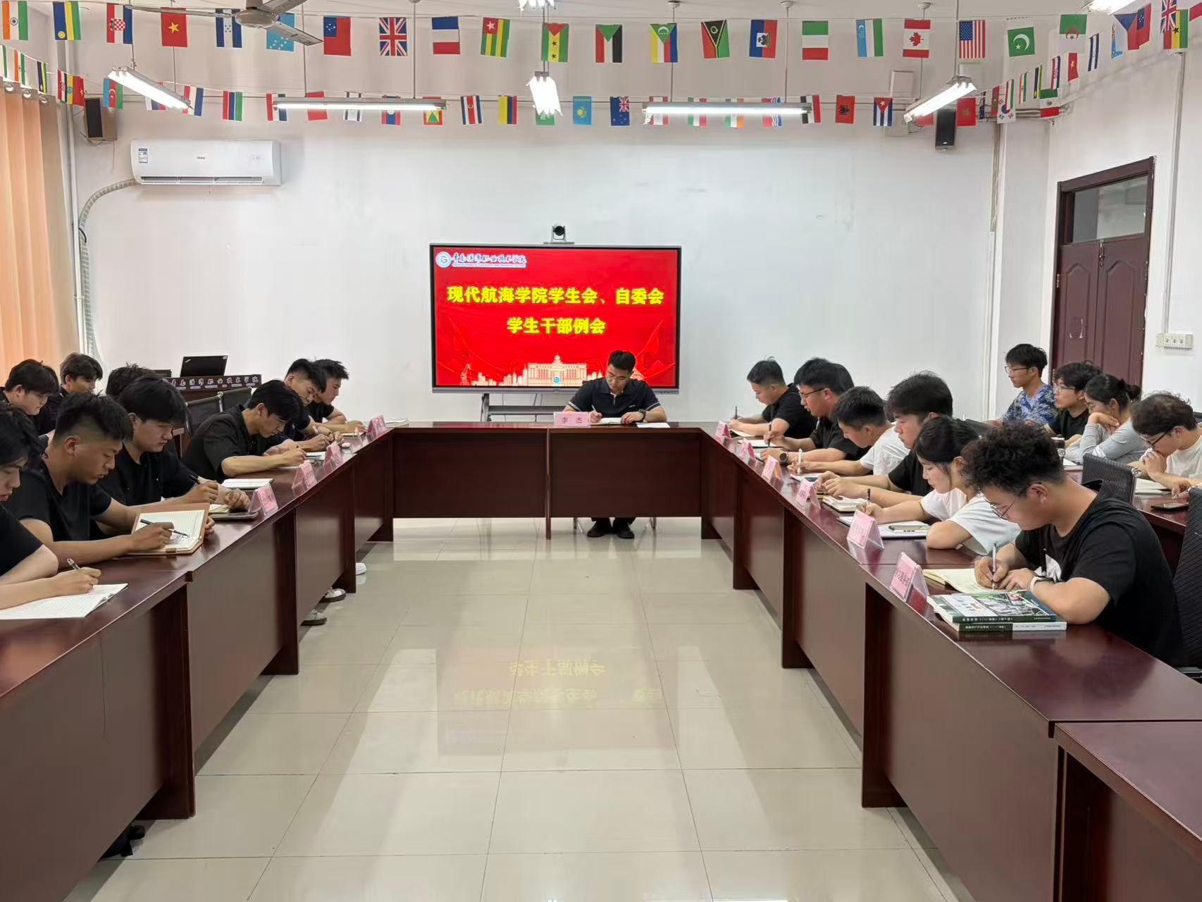 bw必威西汉姆联召开“凝心聚力,笃行致远”学生干部例会