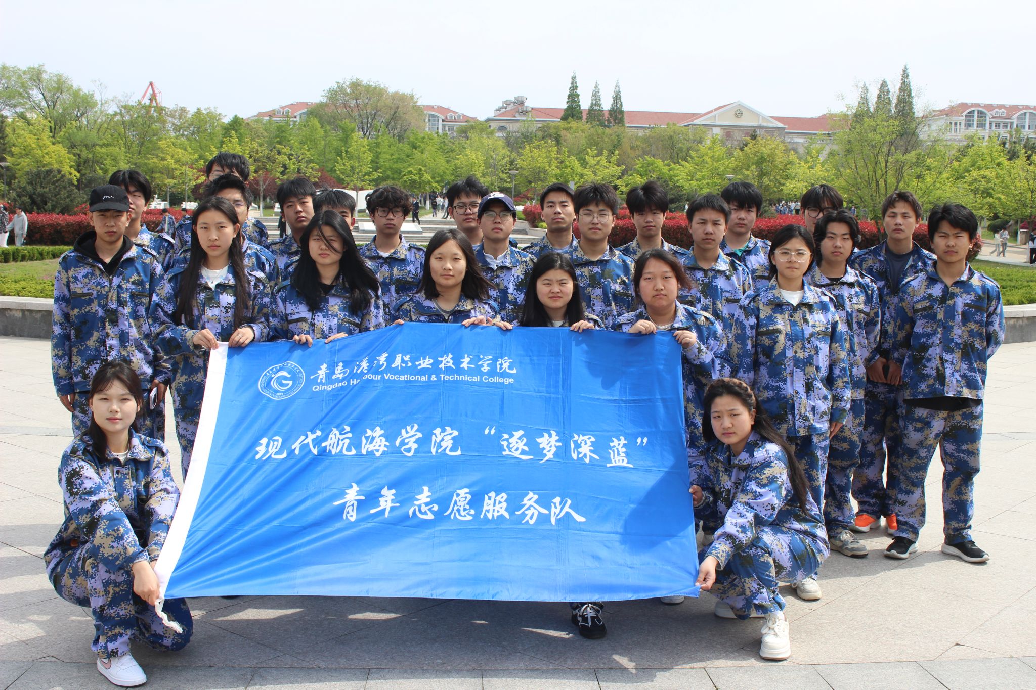 bw必威西汉姆联开展清理图书馆志愿服务活动