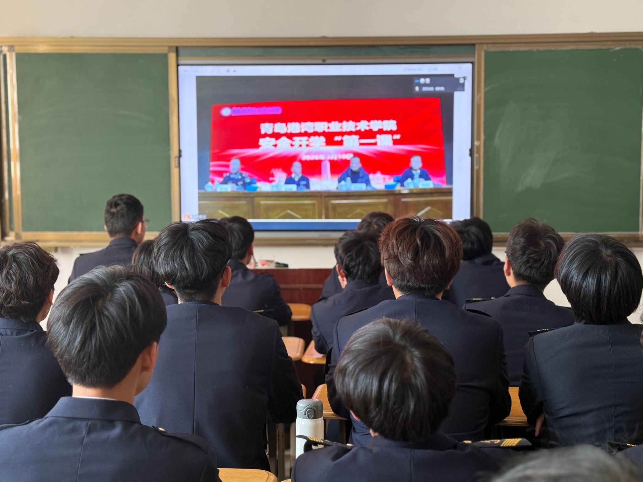 bw必威西汉姆联各班级召开开学“第一课”团课暨安全教育主题班会