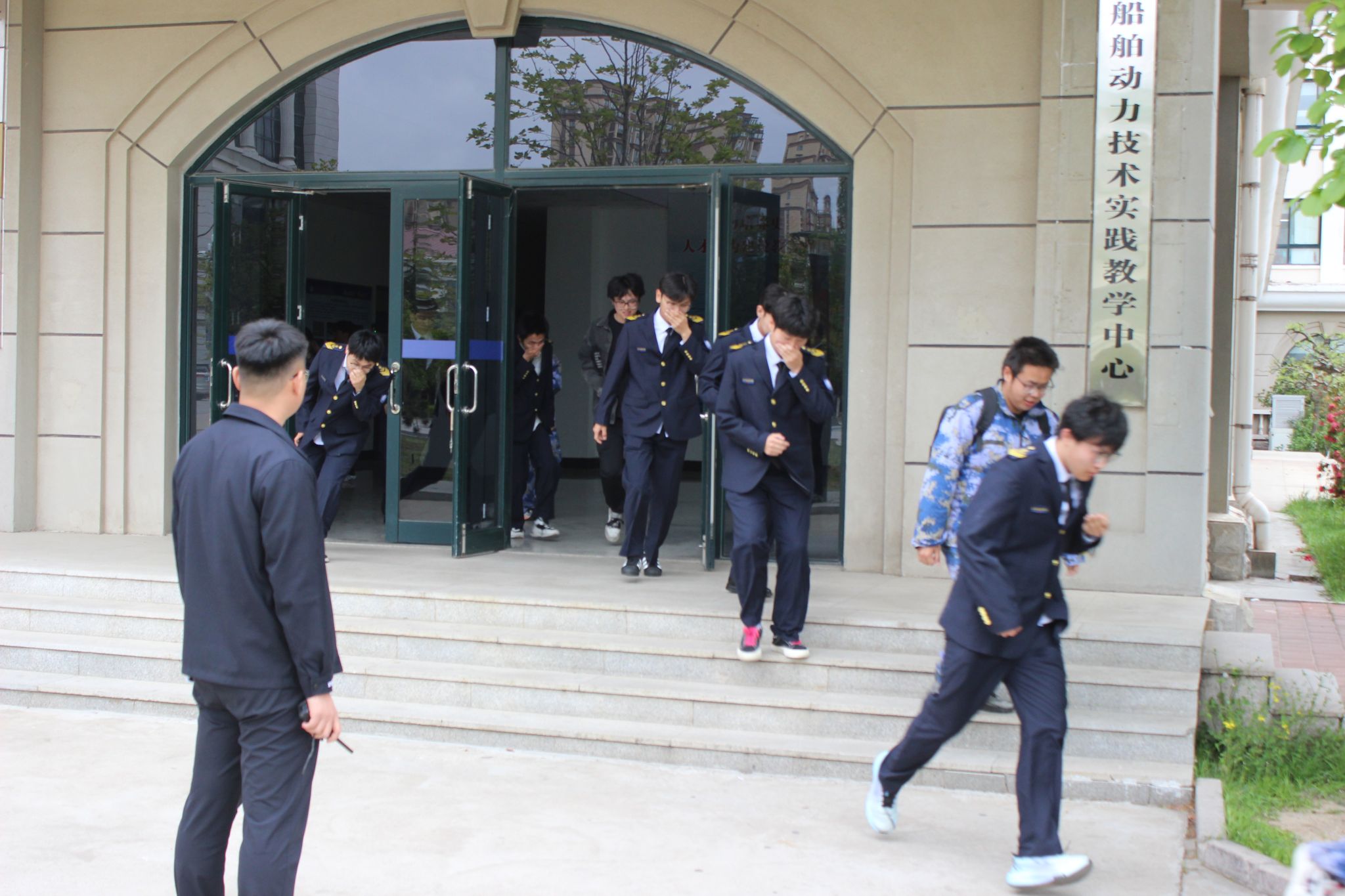 bw必威西汉姆联开展“防微杜渐,警钟长鸣”春季学期消防应急演练